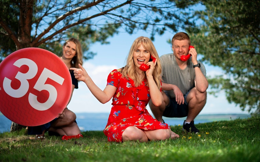 Pernille Storholm Skaret (t.v.), Line Troller og Lars Hulleberg. Supertrekning i Lotto 26. juni 2021.