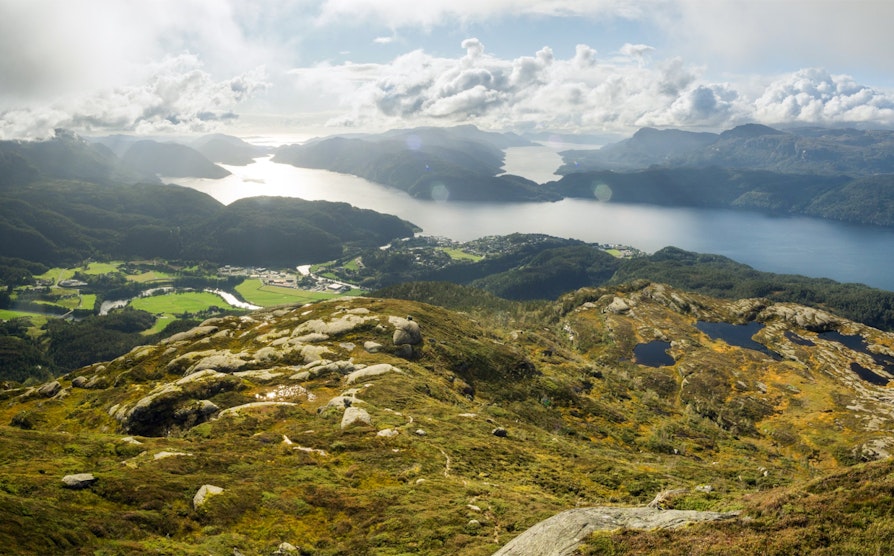 Fra toppen av Hellandsnuten (740 moh) får man flott utsikt over fem fjorder: Sandsfjorden, Hylsfjorden, Saudafjorden, Vindafjorden og Lovrafjorden.