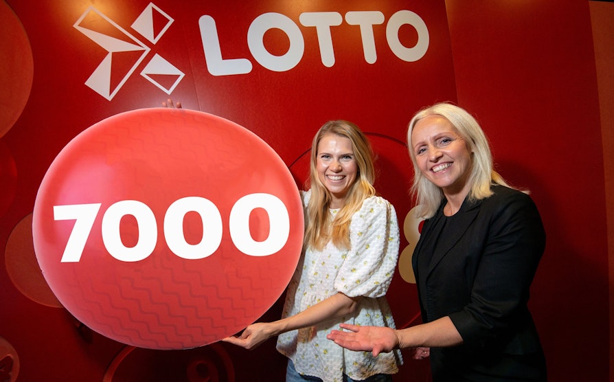 Pernille Storholm Skaret (t.v.) og Ingrid Roterud Mathisen er spent: Kommer Lotto-millionær nr. 7000 lørdag 21. august?