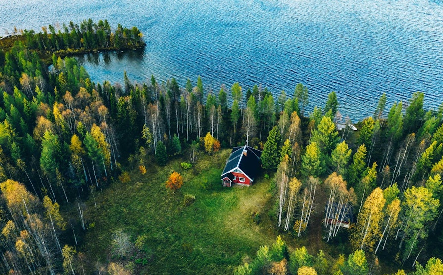 hytte-ved-vannet-2