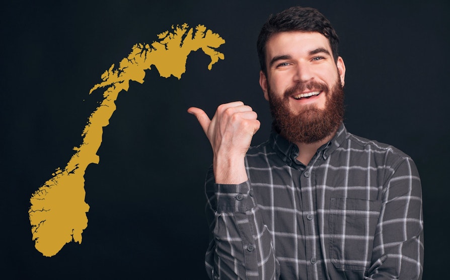 Mann som peker på kart over Norge