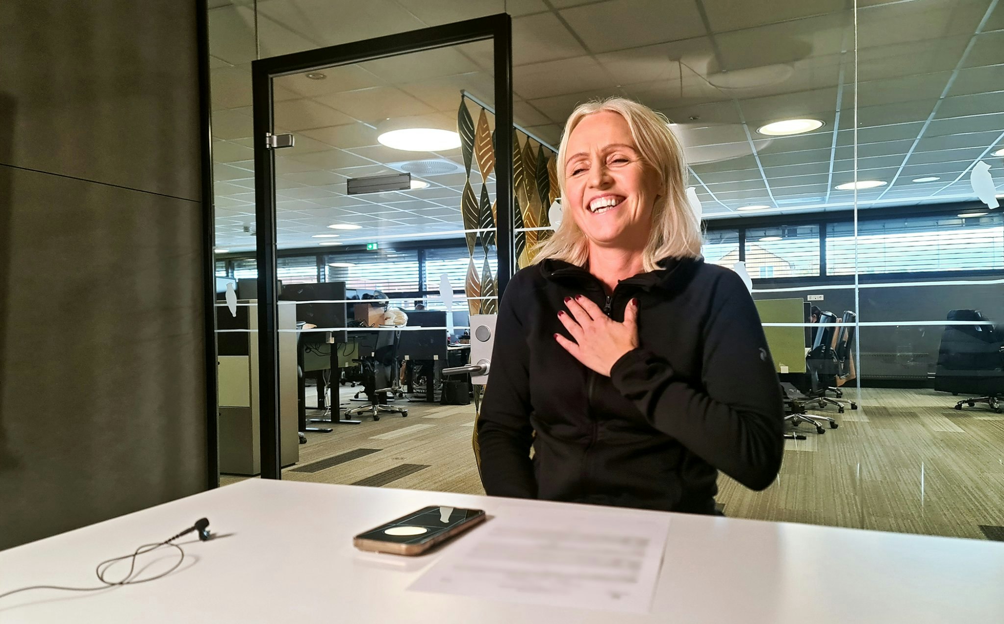 Ingrid Roterud Mathisen, lotteri- og trekningsansvarlig Norsk Tipping. Snakker her med vinner av 88,2 mill. i Vikinglotto. Vant onsdag 12. oktober 2022. Fikk tak i vinneren torsdag 13. oktober 2022.