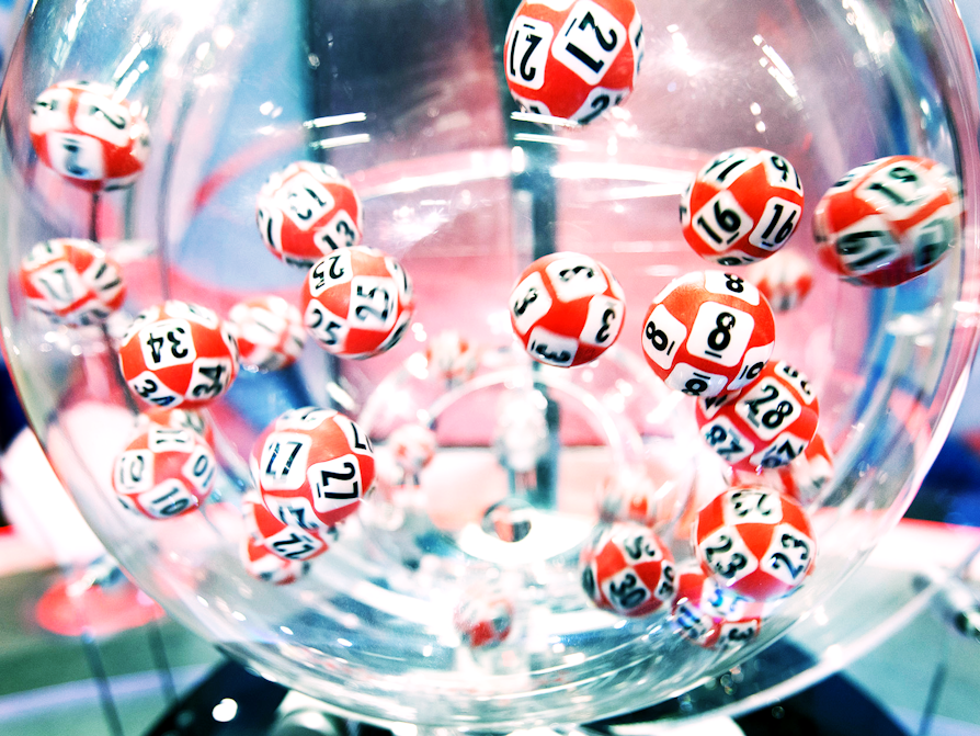 Illustrasjonsfoto av Lotto-kuler i trommel