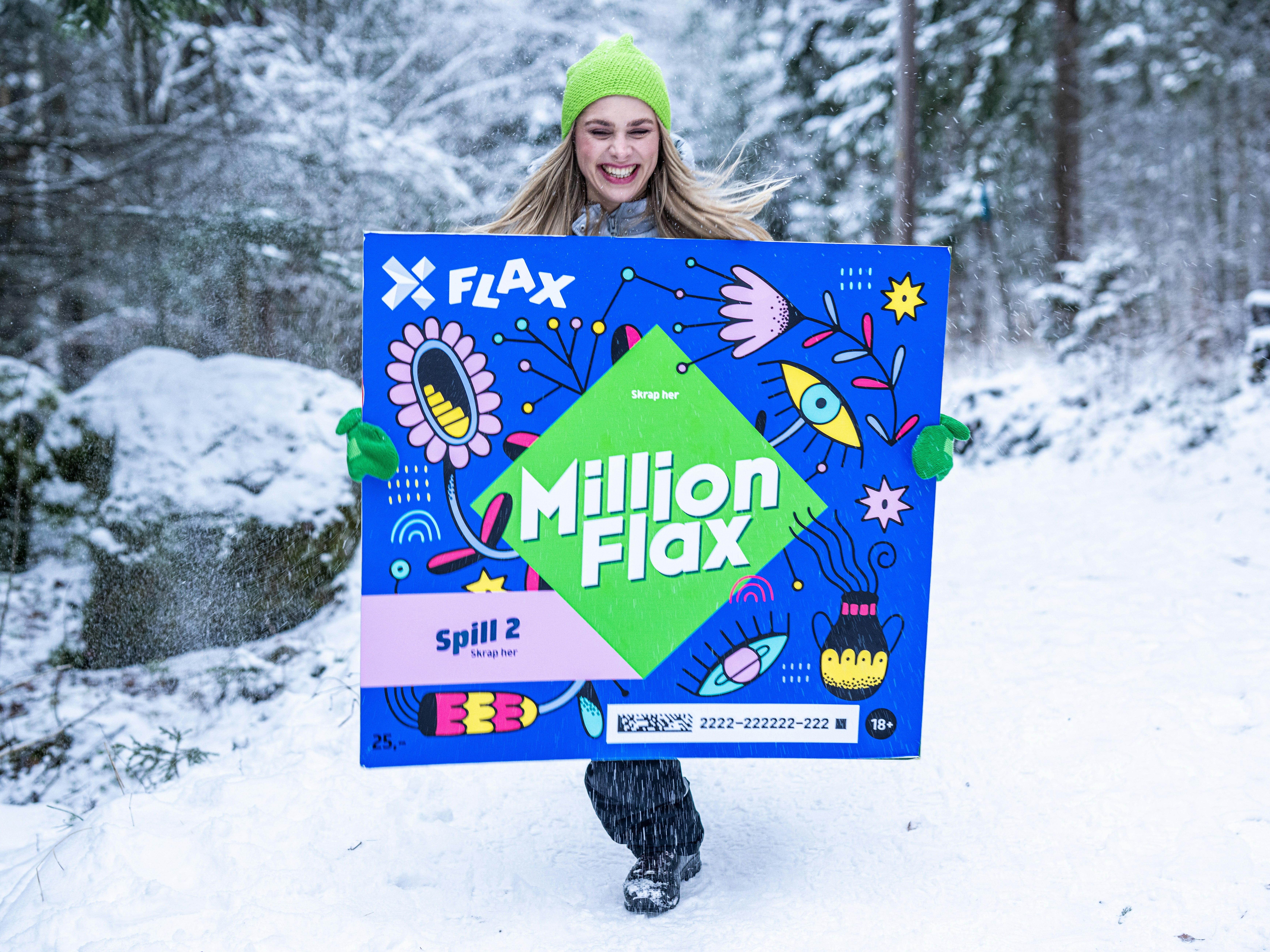 Kvinne som ler og løper gjennom vinterskog bærende på et overdimensjonert MillionFlax-lodd