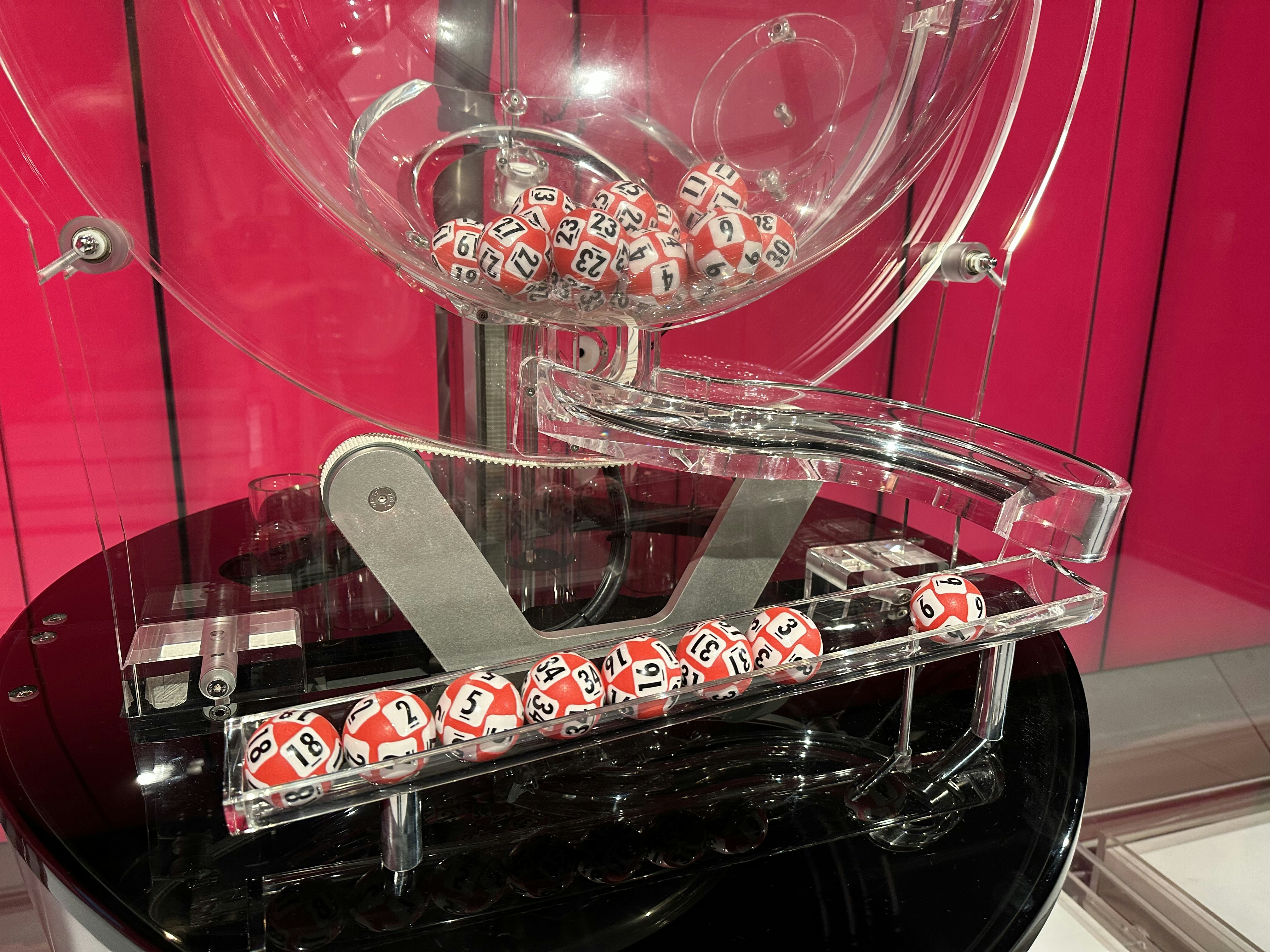 Lotto kuler med rød bakgrunn