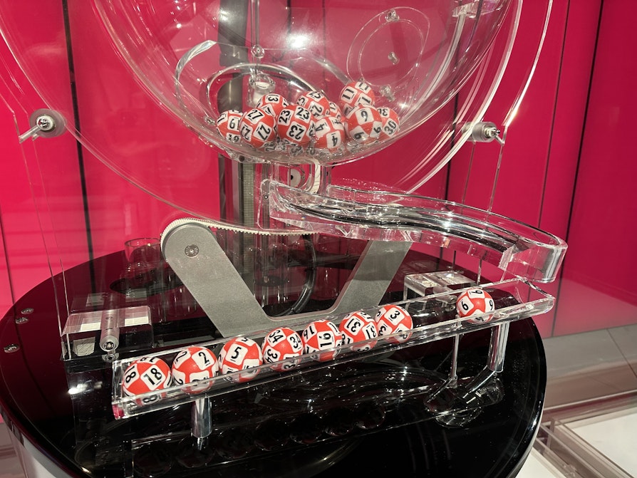 Lotto kuler med rød bakgrunn