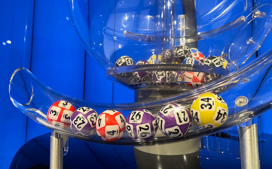 Vikinglotto-kuler som ble trukket ut  2. februar 2023 liggende i trekningsmaskinen