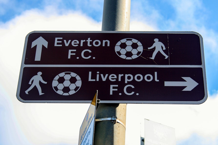 Foto av skilt som viser vei mot Everton FC og Liverpool FC