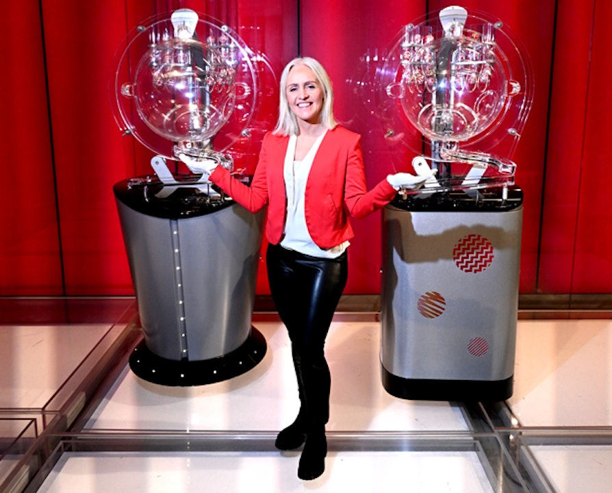 Ingrid Roterud Mathisen, lotteri- og trekningsansvarlig i Norsk Tipping. Fotografert i tv-studioet der Lotto-trekningene gjennomføres. I Hamar. Bildet viser to trekningsmaskiner, en gammel og en ny.