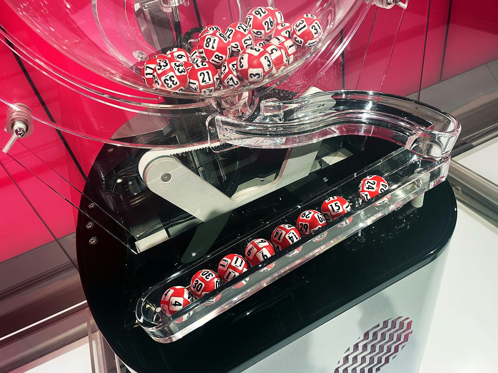 Foto som viser Lotto-tallrekken 24. februar slik den forelå i renna på trekningsmaskin