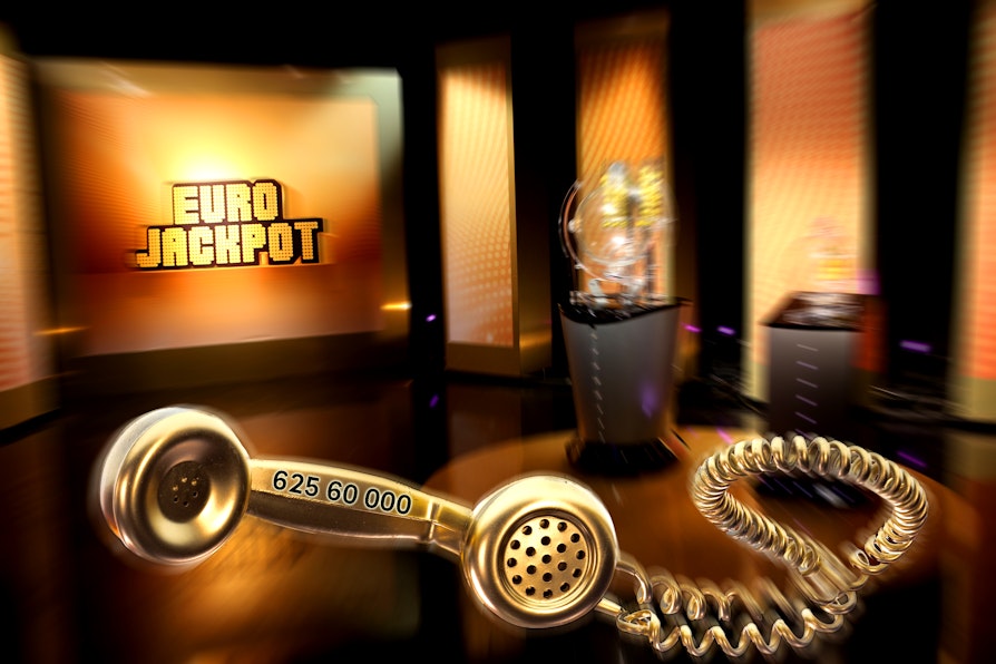 Bilde fra tv-studioet i Finland der Eurojackpot-trekningen gjennonføres. Bilde av trekningsmaskiner. I tillegg en telefon i gull (grafisk) på bildet.