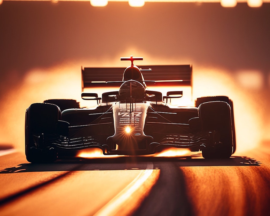 Formel 1-bil i solnedgang