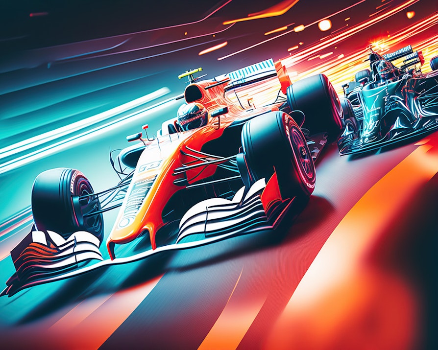To Formel 1-biler etter hverandre