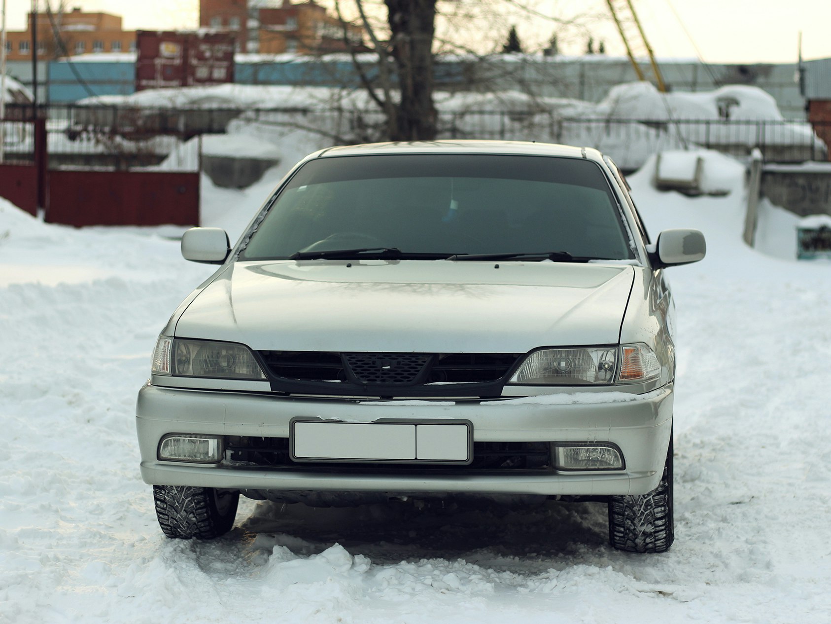 Illustrasjonsfoto av bruktbil parkert foran snødekt industriområde
