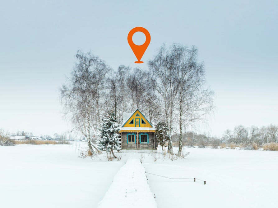 Illustrasjonsfoto av lite gult og blått hus i vinterlandskap, sentrert i bilde mellom små bjørketrær. En oransje geotag flyter over huset.