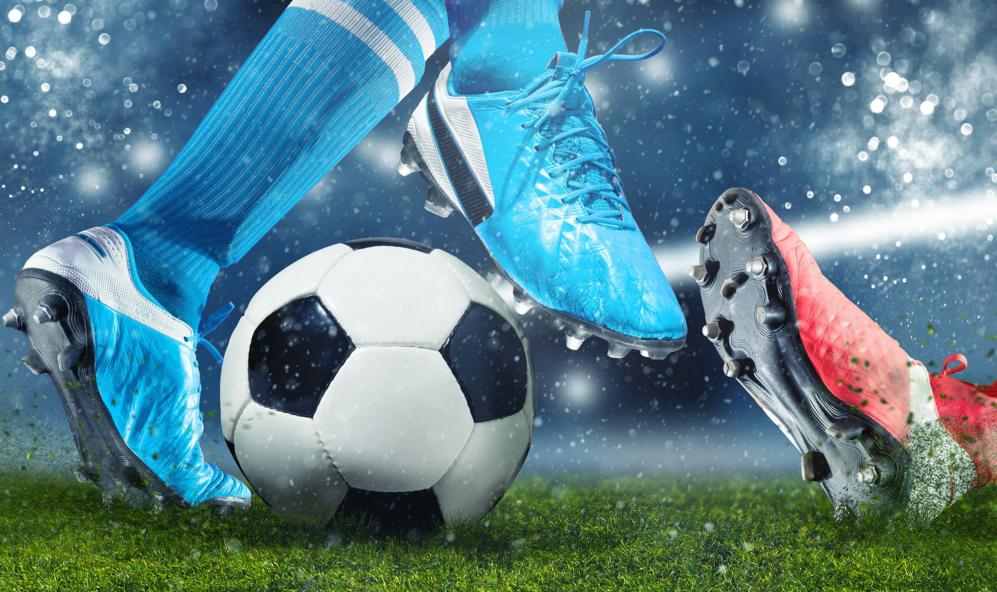 Illustrasjon av to fotballspillere. Takling, der spiller med blå sko blir taklet av spiller med røde sko.