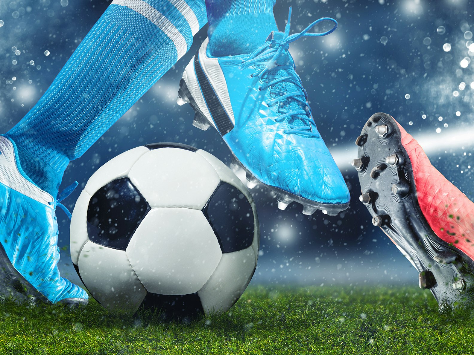 Illustrasjon av to fotballspillere. Takling, der spiller med blå sko blir taklet av spiller med røde sko.