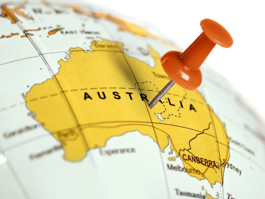 Illustrasjonsfoto av globus, nærbilde av Australia med en tegnestift satt i
