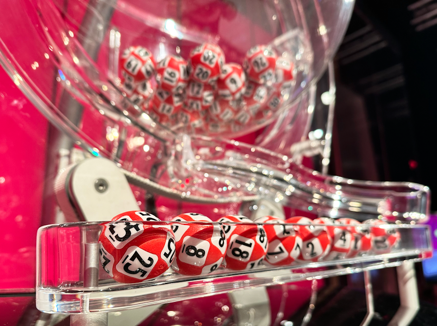 Lotto-maskinen med Lotto-rekka trukket ut 15. april 2023.