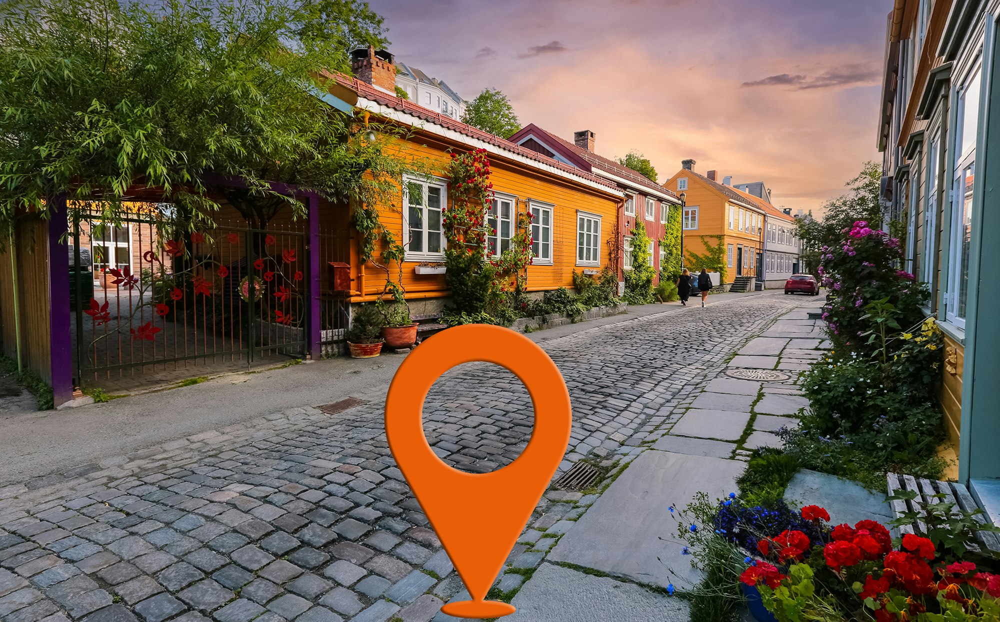 Bilde av et nabolag, gate, i Bakklandet i Trondheim. En geotag er med på bildet for å illustrere trekning i Nabolaget, Norsk Tipping.