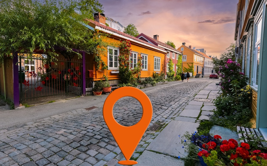 Bilde av et nabolag, gate, i Bakklandet i Trondheim. En geotag er med på bildet for å illustrere trekning i Nabolaget, Norsk Tipping.