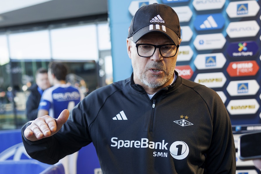 Fotballtrener med caps og svart joggedress