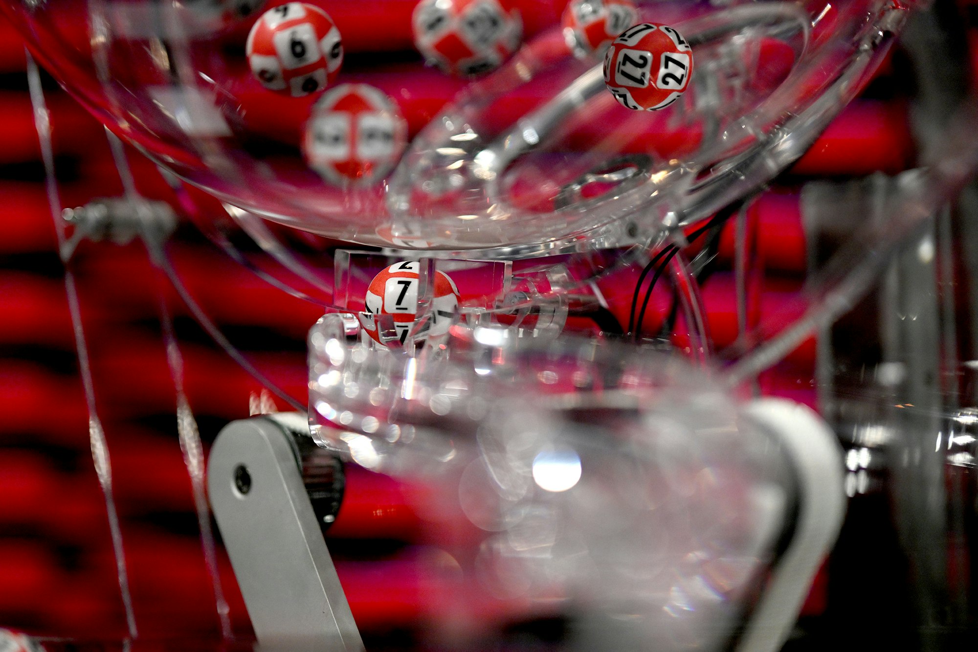 Trekningsmaskin i Lotto. Viser kule nummer sju trukket ut.