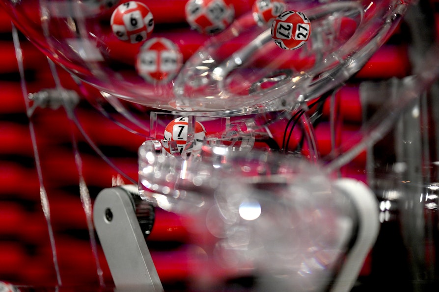 Trekningsmaskin i Lotto. Viser kule nummer sju trukket ut.