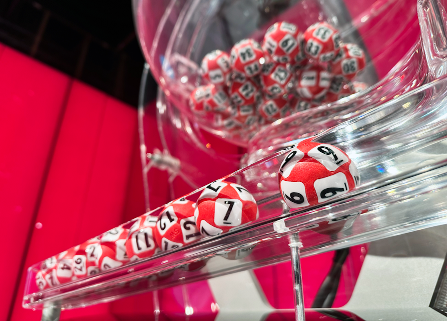 Lotto-trekningsmaskinen med de uttrukne tallene fra 13. mai 2023.