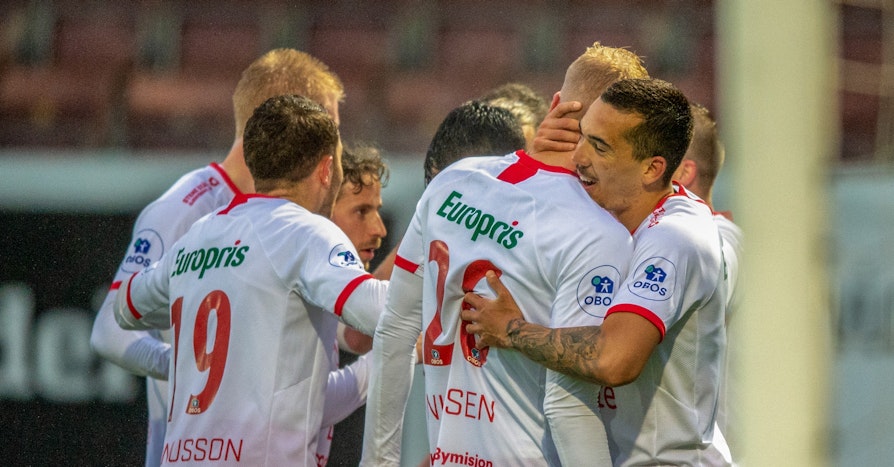 Fotballspillere i hvite drakter jubler etter scoring.