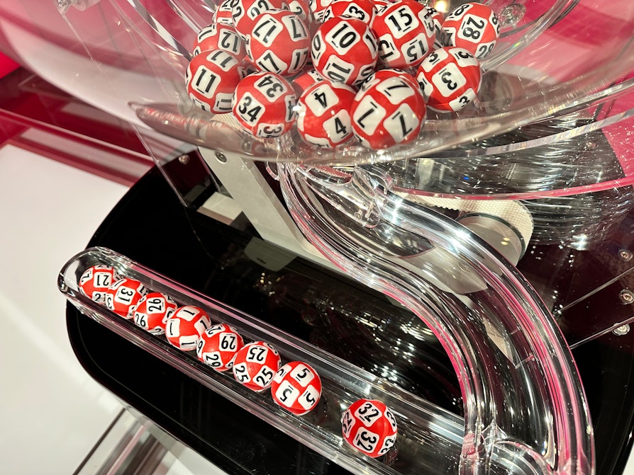 Lotto-trekningsmaskinen med Lotto-rekka fra lørdag 10. juni 2023