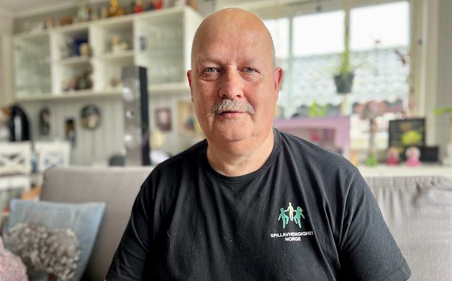 Roger Asker med svart t-skjorte med logoen til spillavhengighet Norge