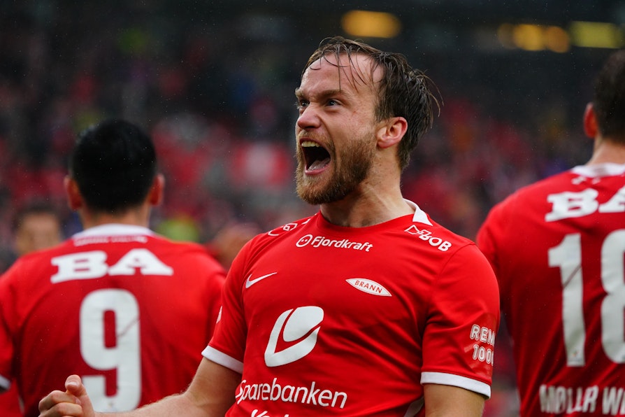 Brann-spiller Bård Finne jubler etter scoring