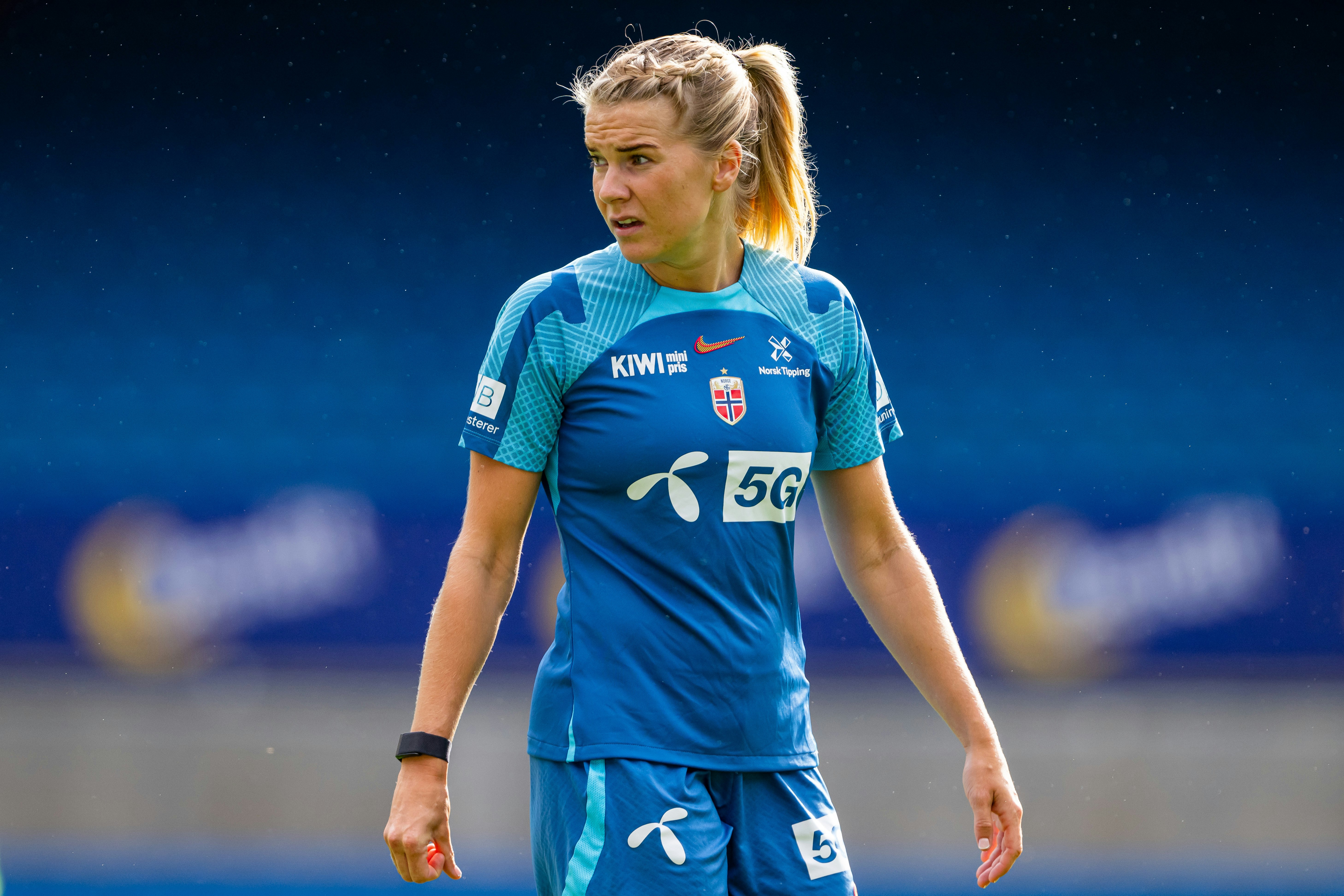 Fotballspiller Ada Hegerberg i blå drakt på trening