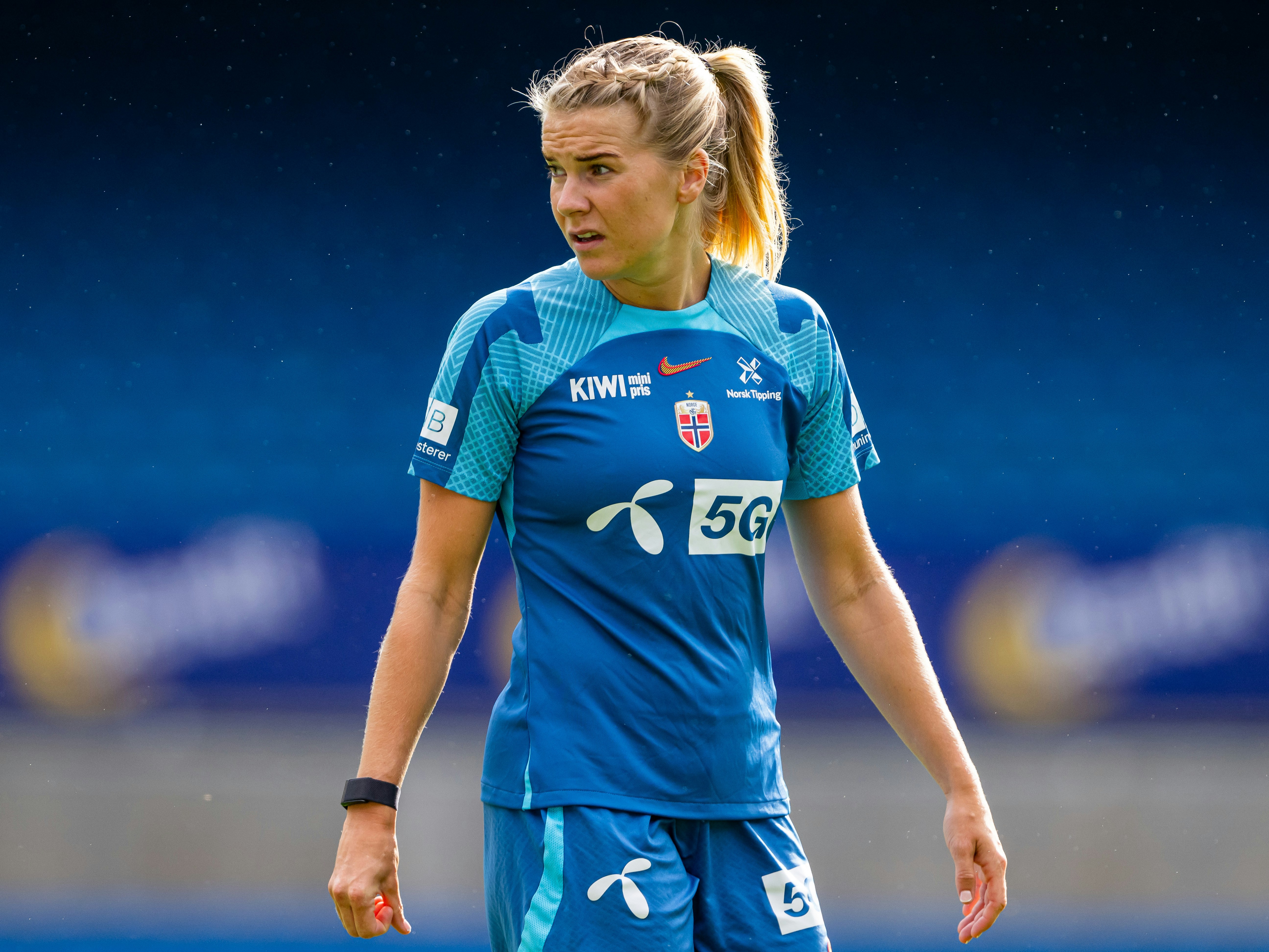 Fotballspiller Ada Hegerberg i blå drakt på trening