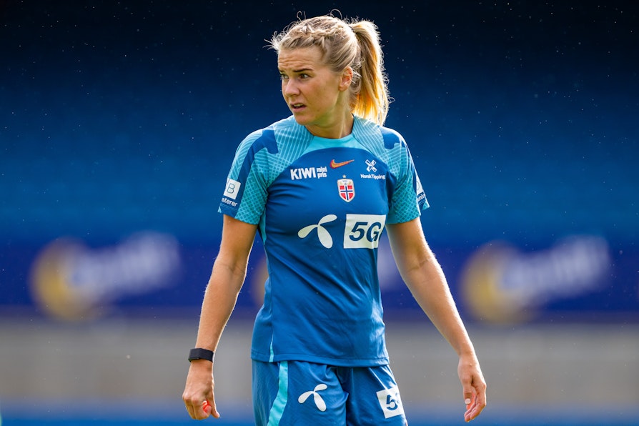 Fotballspiller Ada Hegerberg i blå drakt på trening
