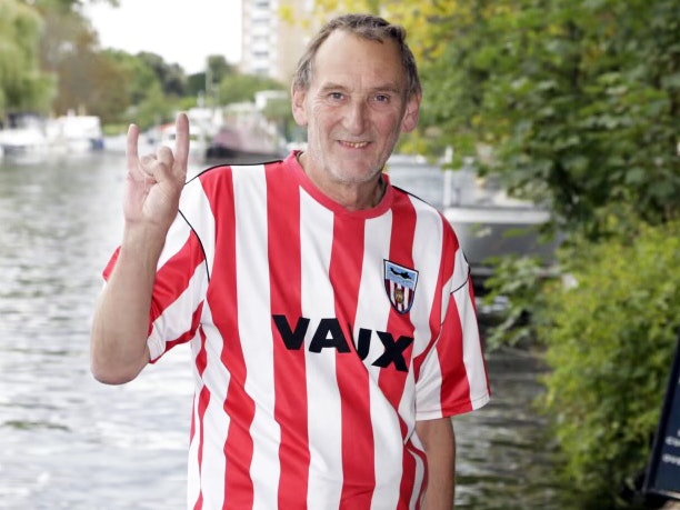 Portrett av Eurojackpot-vinner David Green foran Themsen i London ikledd Sunderland-trøye.