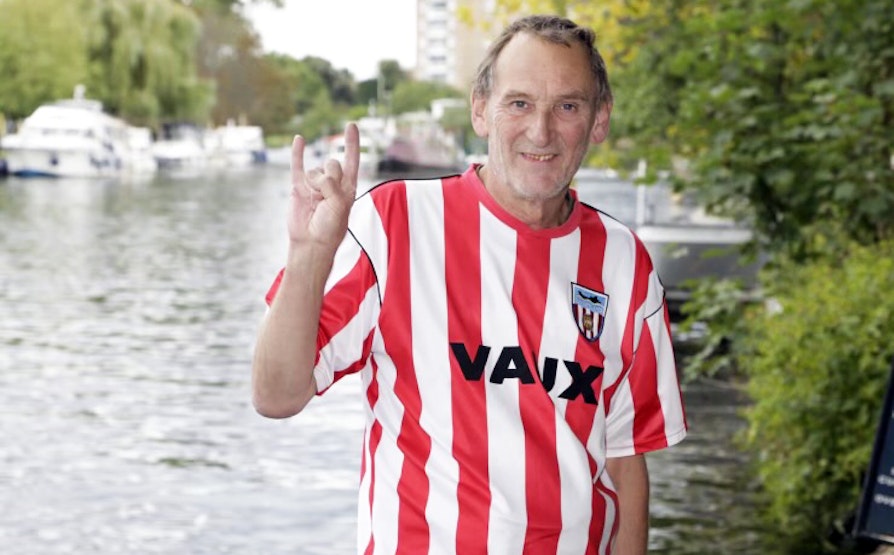 Portrett av Eurojackpot-vinner David Green foran Themsen i London ikledd Sunderland-trøye.
