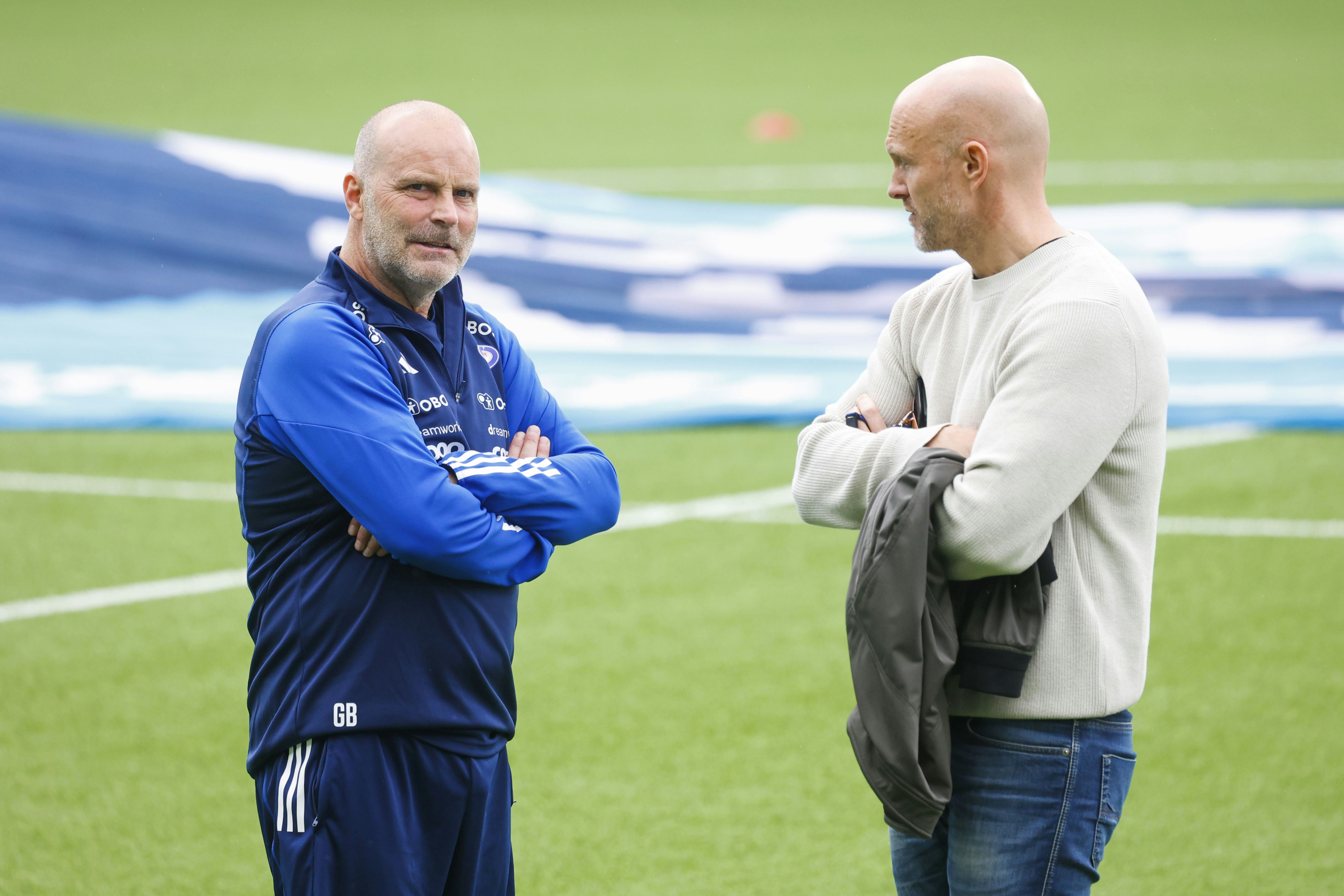 TUNG START: Geir Bakke har ikke fått noen drømmestart som Vålerenga-trener. Her i samtale med sportssjef Joacim Jonsson.