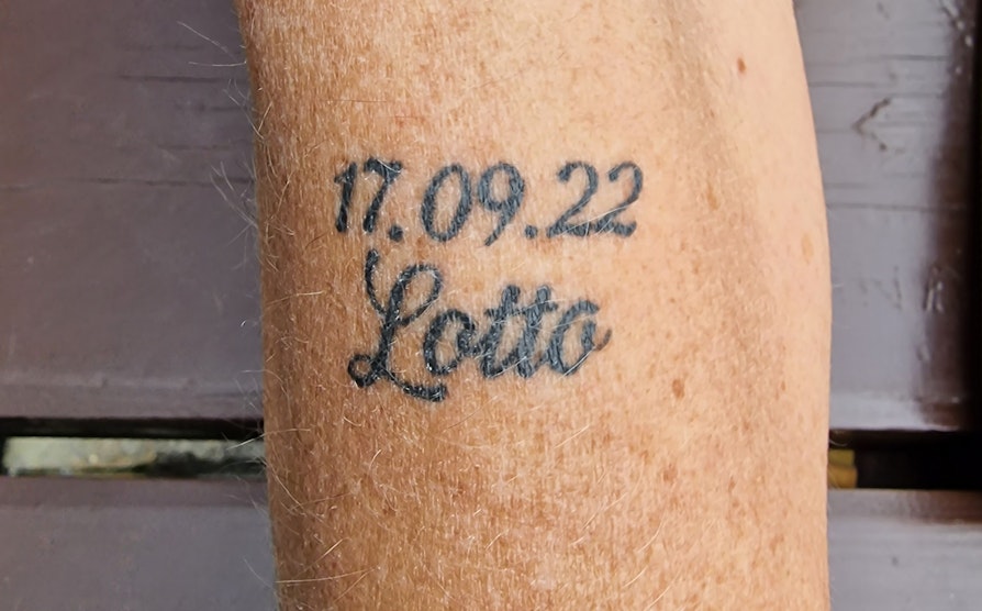 Supertrekning-vinner Lene Tvenge sin tatovering av vinnerdatoen