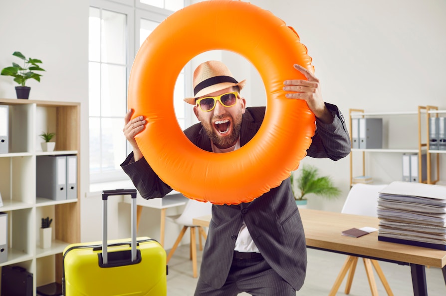 Bilde av mann i leilieghet. Har på gule solbriller og hatt. Holder en oransje badeball som han ser gjennom.