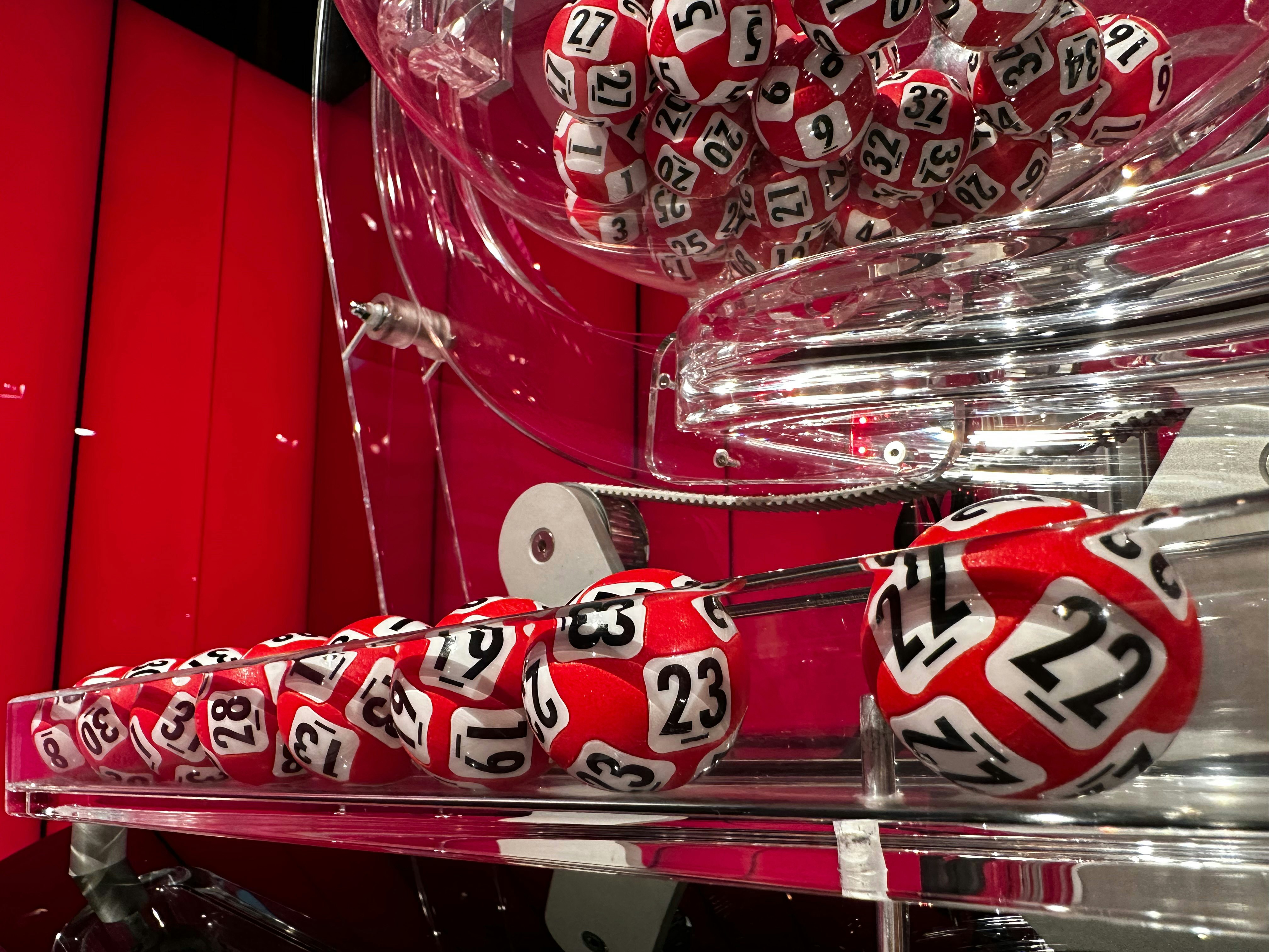 Lotto-maskinen med Lotto-rekka trukket ut lørdag 2. september 2023.