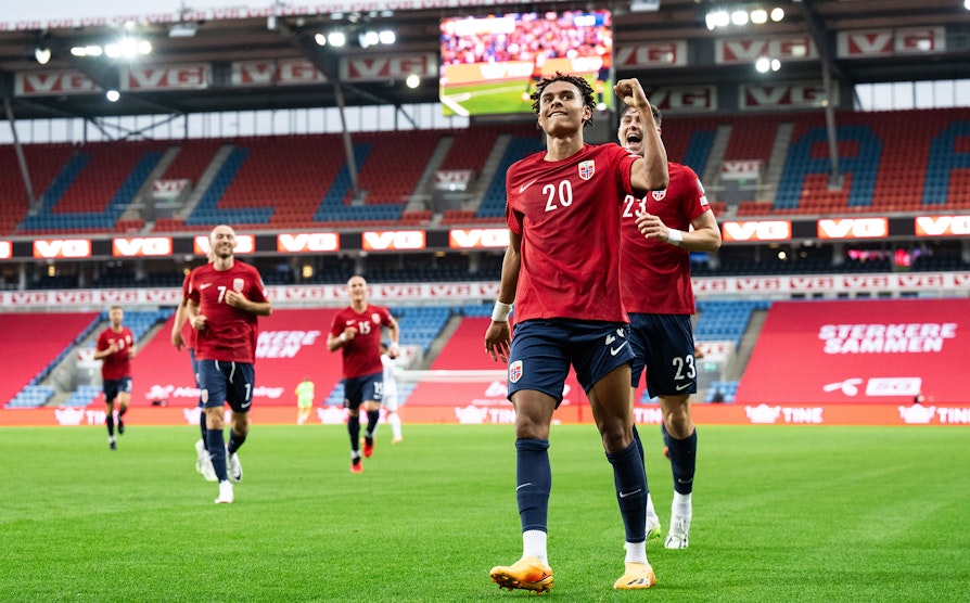 Landslagsspillerne Antonio Nusa og Jørgen Strand Larsen jubler etter at Nusa scoret Norges første mål i kampen mot Jordan 7. september 2023.