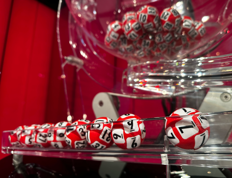 Lotto-trekningsmaskinen med Lotto-rekka fra lørdag 16. september 2023
