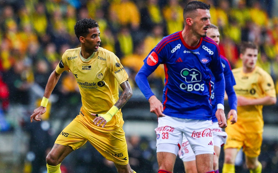 Bodø/Glimts Amahl Pellegrino (t.v) ved siden av to Vålerenga-spillere.