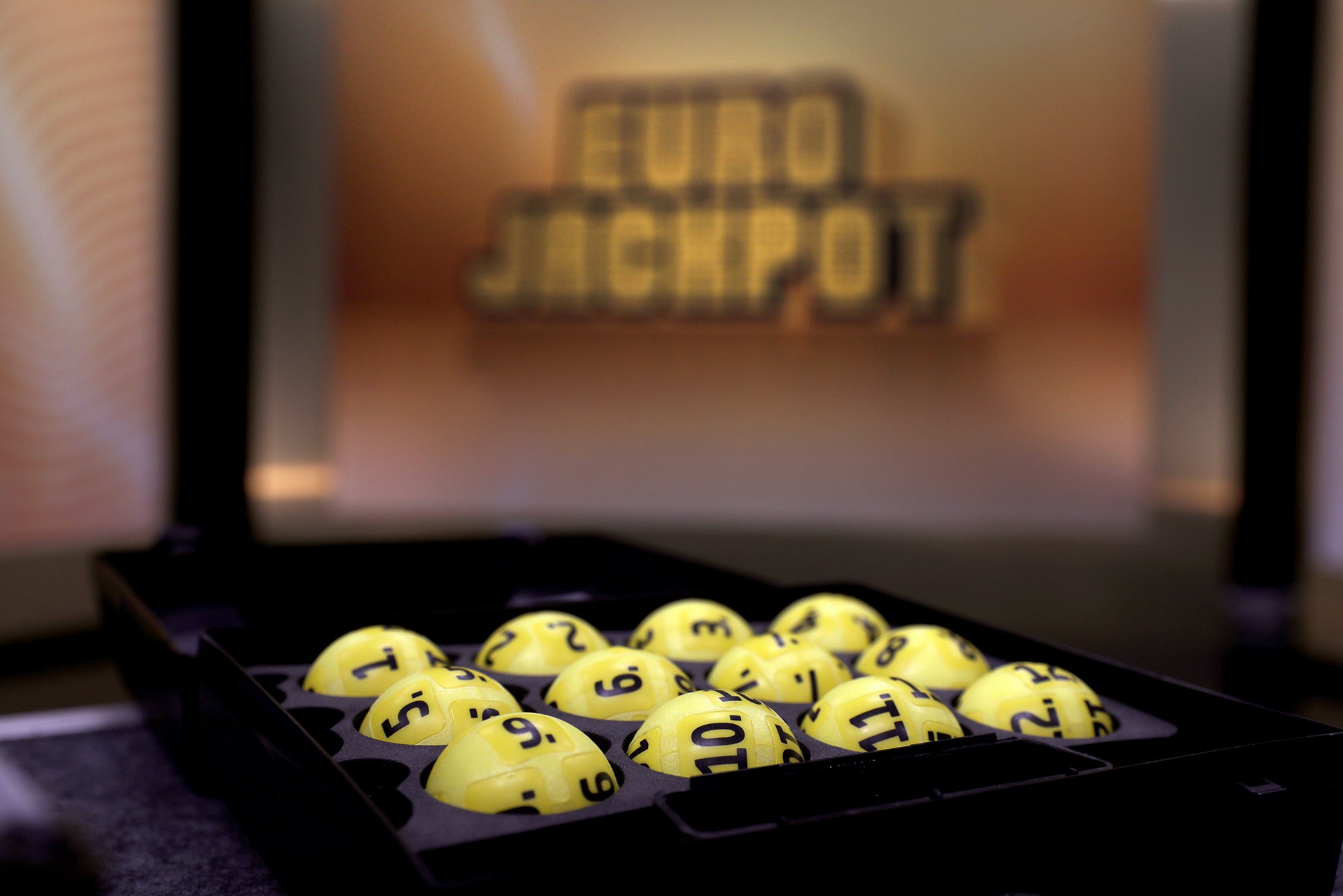 Bilde av Eurojackpot-studio der trekningene gjennomføres. Eurojackpot-kuler foran i bildet.