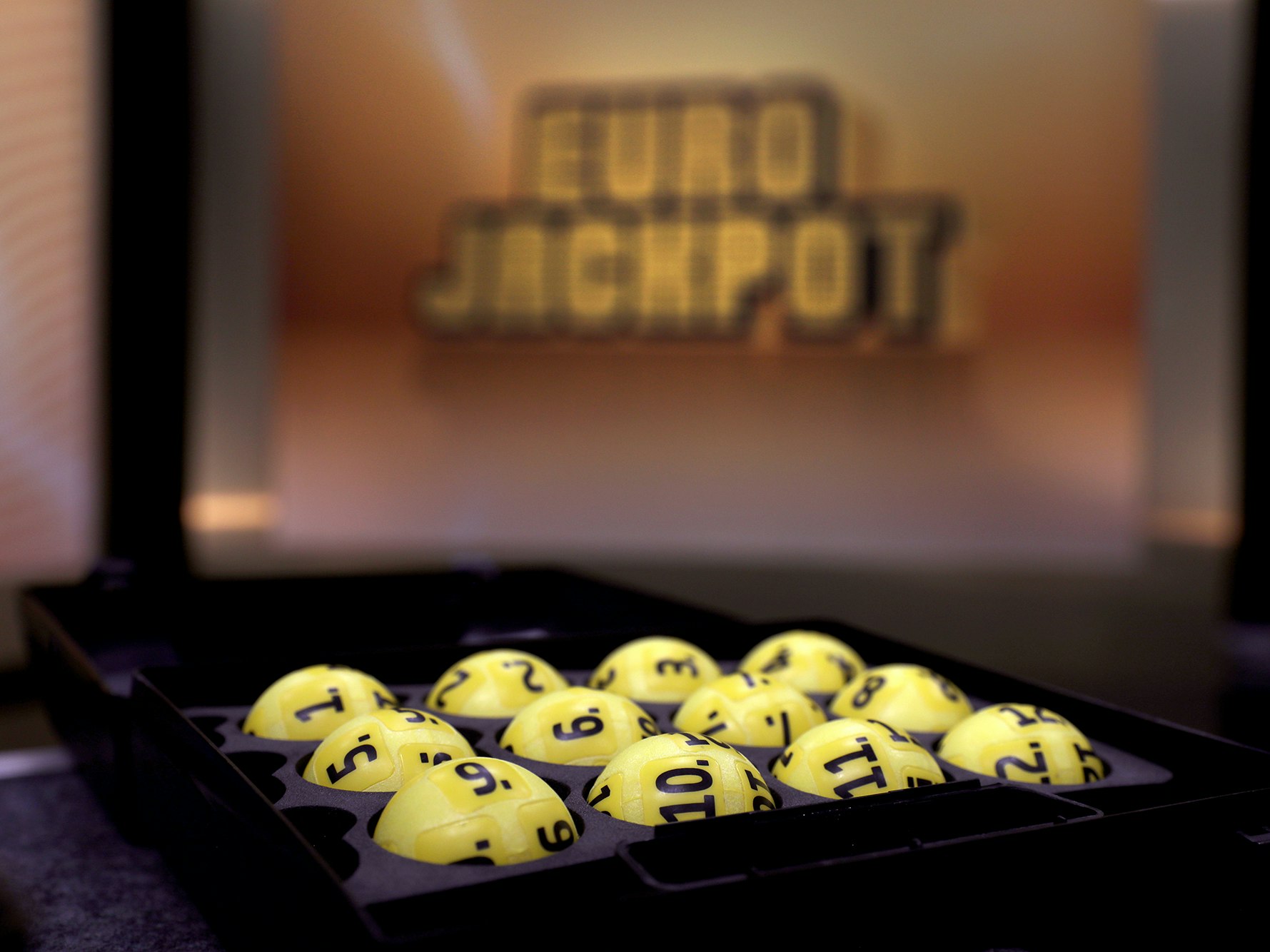 Bilde av Eurojackpot-studio der trekningene gjennomføres. Eurojackpot-kuler foran i bildet.