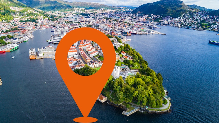 Oversiktsbilde av Bergen by - tatt på sommeren. Nabolagets geotag er satt på bildet.