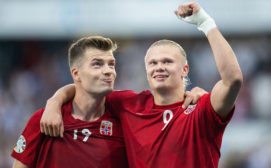 Alexander Sørloth og Erling Braut Haaland på landslaget i fotball.
