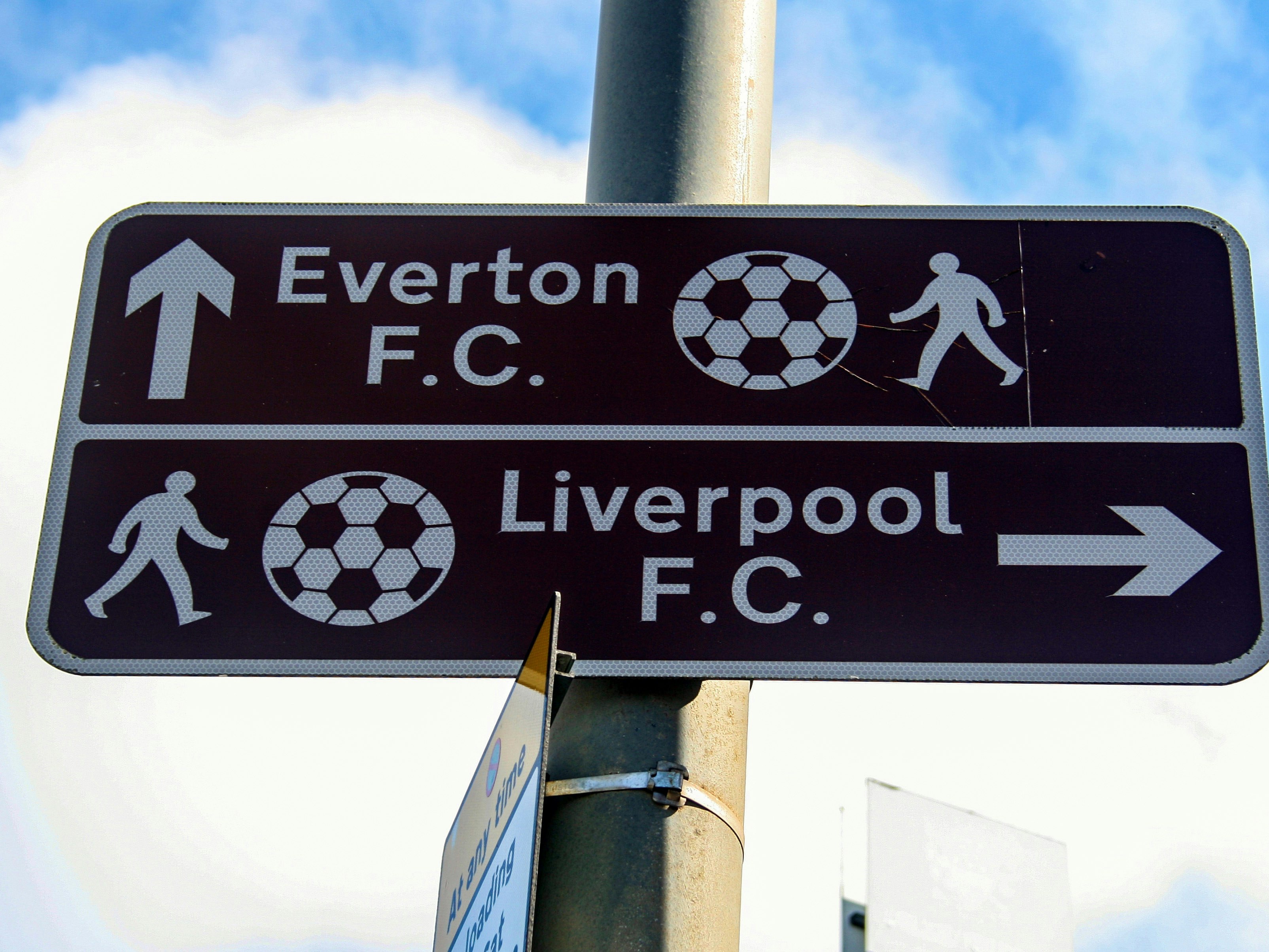 Foto av skilt som viser vei mot Everton FC og Liverpool FC